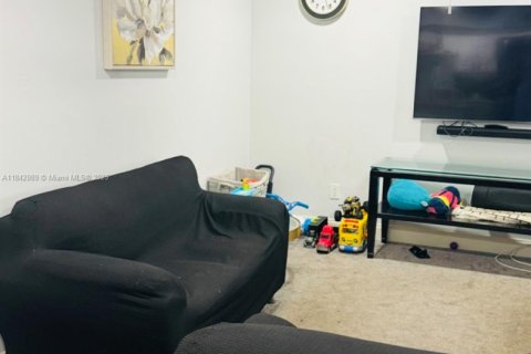 Condo in Miami, Florida, 2 bedrooms  № 1836635 - photo 1