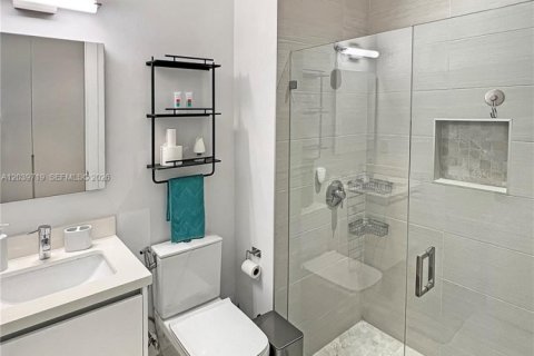 Villa ou maison à louer à Weston, Floride: 6 chambres, 453.46 m2 № 2089460 - photo 23