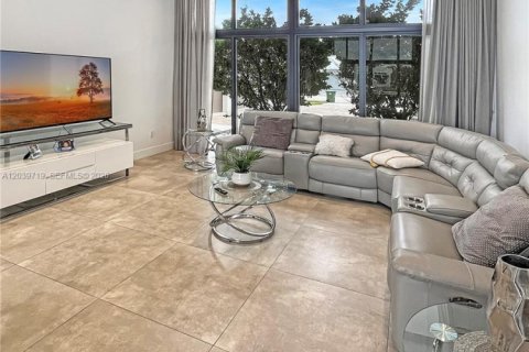 Villa ou maison à louer à Weston, Floride: 6 chambres, 453.46 m2 № 2089460 - photo 8