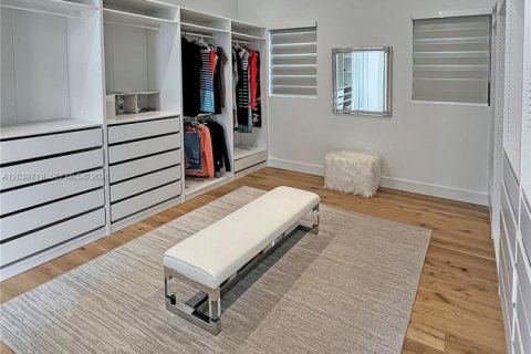 Villa ou maison à louer à Weston, Floride: 6 chambres, 453.46 m2 № 2089460 - photo 17