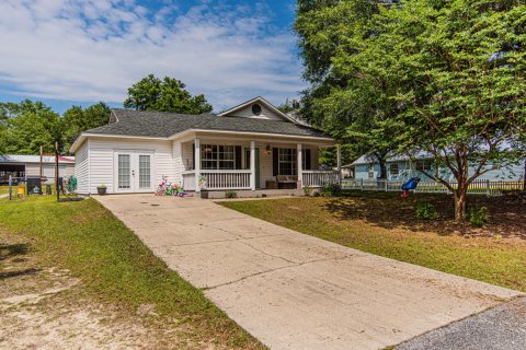 House in De Funiak Springs, Florida 3 bedrooms, 132.11 sq.m. № 561264 - photo 1