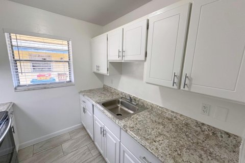 Apartment in Lantana, Florida 2 bedrooms, 246.38 sq.m. № 2169992 - photo 13
