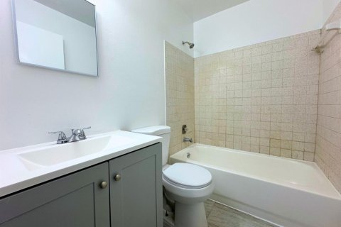 Apartment in Lantana, Florida 2 bedrooms, 246.38 sq.m. № 2169992 - photo 9