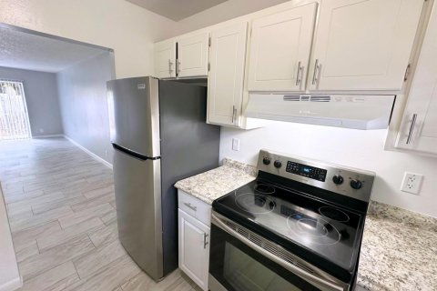 Apartment in Lantana, Florida 2 bedrooms, 246.38 sq.m. № 2169992 - photo 12