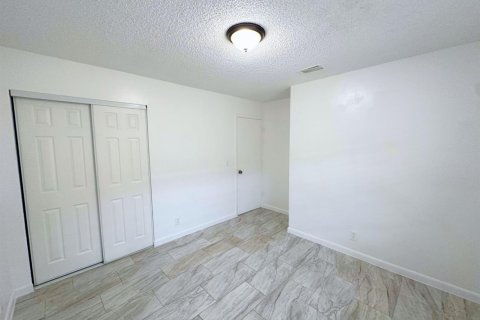 Apartment in Lantana, Florida 2 bedrooms, 246.38 sq.m. № 2169992 - photo 2