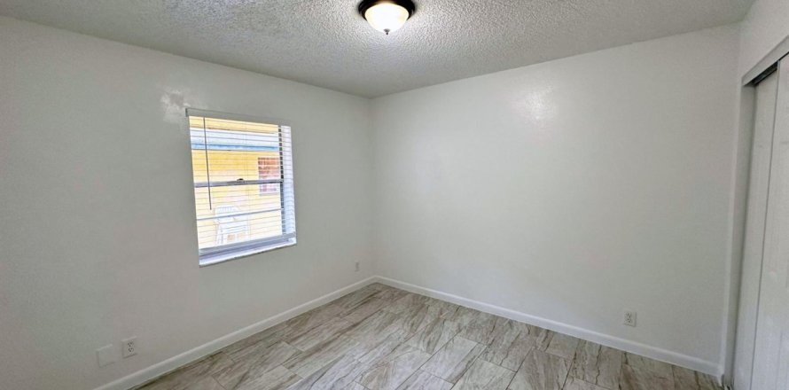 Apartment in Lantana, Florida 2 bedrooms, 246.38 sq.m. № 2169992