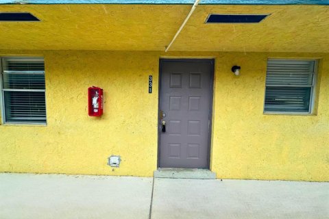 Apartment in Lantana, Florida 2 bedrooms, 246.38 sq.m. № 2169992 - photo 10