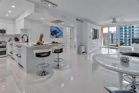 Condo in Hollywood, Florida, 1 bedroom  № 1593630 - photo 1