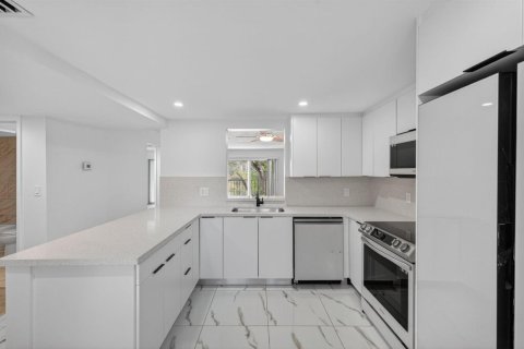 Condo in Delray Beach, Florida, 2 bedrooms № 2246237 - photo 4