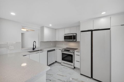 Condo in Delray Beach, Florida, 2 bedrooms № 2246237 - photo 2