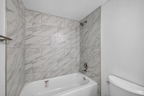 Condo in Delray Beach, Florida, 2 bedrooms № 2246237 - photo 16
