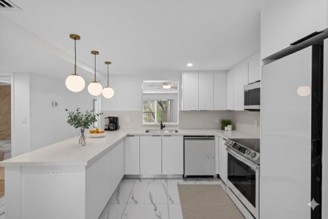 Condo in Delray Beach, Florida, 2 bedrooms № 2246237 - photo 3