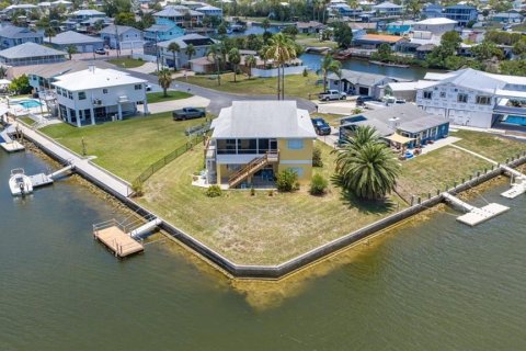 House in Hernando Beach, Florida 3 bedrooms, 170.75 sq.m. № 2200440 - photo 2