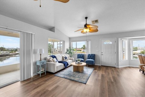 House in Hernando Beach, Florida 3 bedrooms, 170.75 sq.m. № 2200440 - photo 8