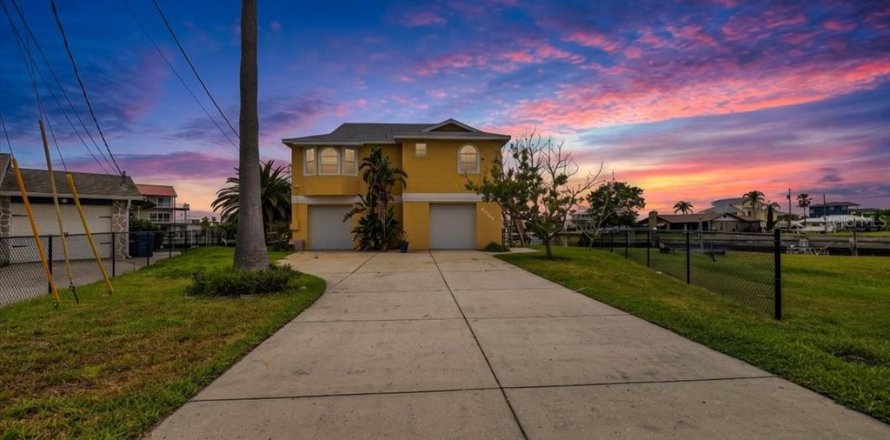 House in Hernando Beach, Florida 3 bedrooms, 170.75 sq.m. № 2200440