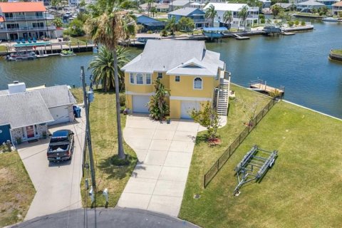 House in Hernando Beach, Florida 3 bedrooms, 170.75 sq.m. № 2200440 - photo 6