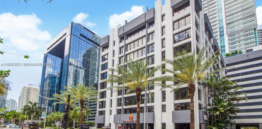 Commercial property in Miami, Florida № 2052784