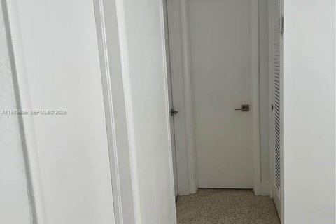 House in Hialeah, Florida 2 bedrooms, 116.13 sq.m. № 2000707 - photo 4