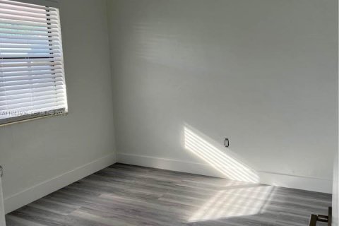 House in Hialeah, Florida 2 bedrooms, 116.13 sq.m. № 2000707 - photo 9