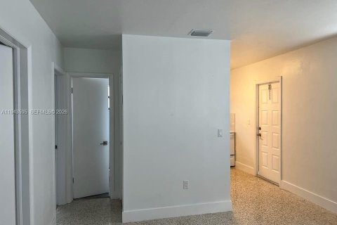 House in Hialeah, Florida 2 bedrooms, 116.13 sq.m. № 2000707 - photo 3