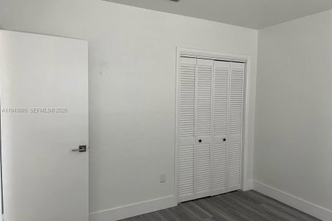 House in Hialeah, Florida 2 bedrooms, 116.13 sq.m. № 2000707 - photo 7