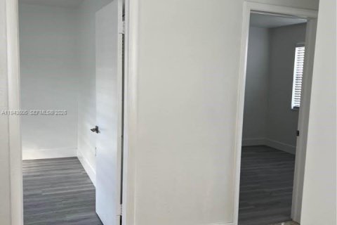 House in Hialeah, Florida 2 bedrooms, 116.13 sq.m. № 2000707 - photo 5