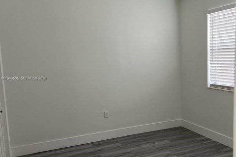 House in Hialeah, Florida 2 bedrooms, 116.13 sq.m. № 2000707 - photo 6