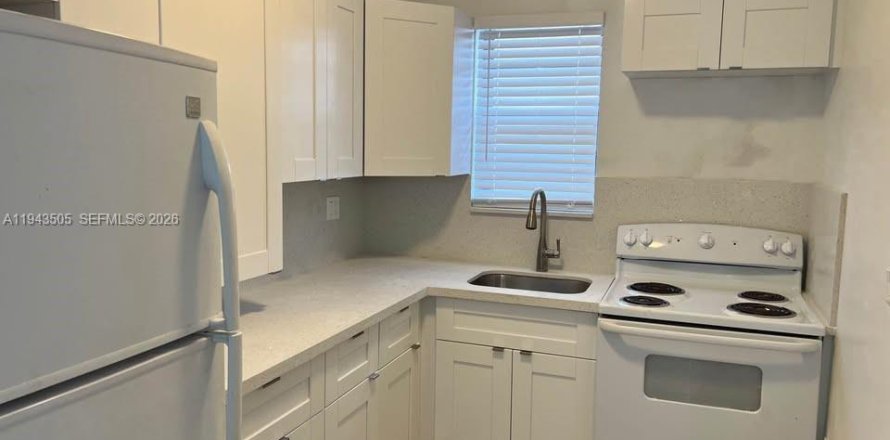 House in Hialeah, Florida 2 bedrooms, 116.13 sq.m. № 2000707