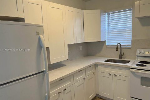 House in Hialeah, Florida 2 bedrooms, 116.13 sq.m. № 2000707 - photo 2