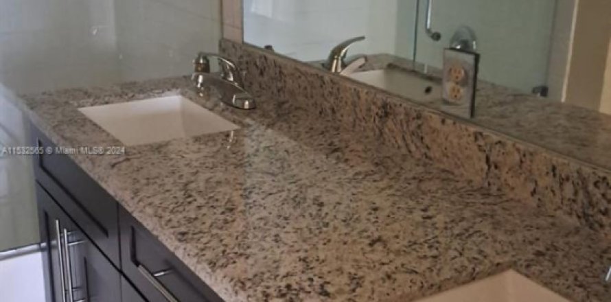 Condominio en Royal Palm Beach, Florida, 3 dormitorios № 1958241