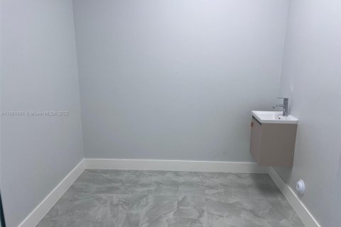 Immobilier commercial à vendre à Pembroke Pines, Floride № 1943954 - photo 15