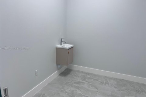 Immobilier commercial à vendre à Pembroke Pines, Floride № 1943954 - photo 19