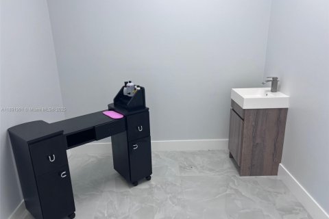 Immobilier commercial à vendre à Pembroke Pines, Floride № 1943954 - photo 12