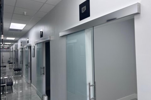 Immobilier commercial à vendre à Pembroke Pines, Floride № 1943954 - photo 16