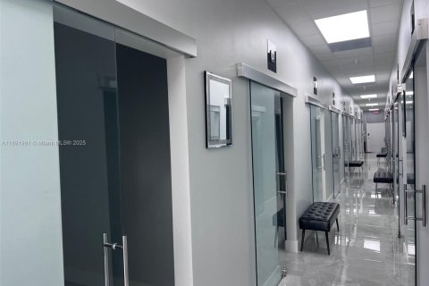 Immobilier commercial à vendre à Pembroke Pines, Floride № 1943954 - photo 17