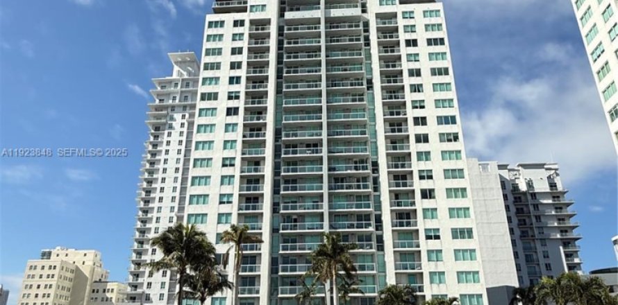 Condominio en Miami, Florida, 2 dormitorios  № 2038848