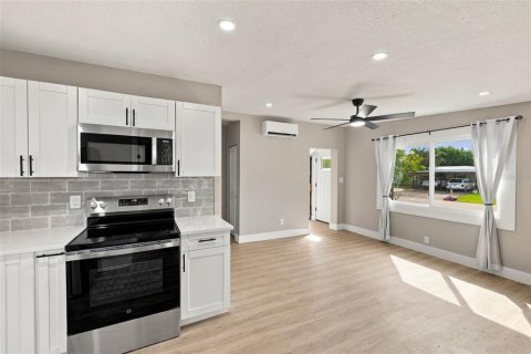 House in Largo, Florida 2 bedrooms, 66.52 sq.m. № 2421824 - photo 13