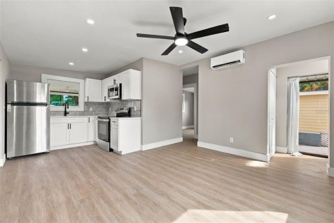 House in Largo, Florida 2 bedrooms, 66.52 sq.m. № 2421824 - photo 2