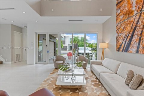 House in Doral, Florida 5 bedrooms, 342.81 sq.m. № 2013691 - photo 12