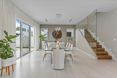 House in Doral, Florida 5 bedrooms, 342.81 sq.m. № 2013691 - photo 13