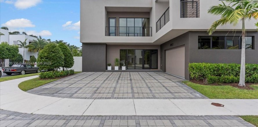 House in Doral, Florida 5 bedrooms, 342.81 sq.m. № 2013691