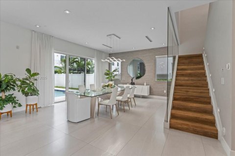 House in Doral, Florida 5 bedrooms, 342.81 sq.m. № 2013691 - photo 14