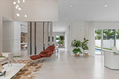 House in Doral, Florida 5 bedrooms, 342.81 sq.m. № 2013691 - photo 5