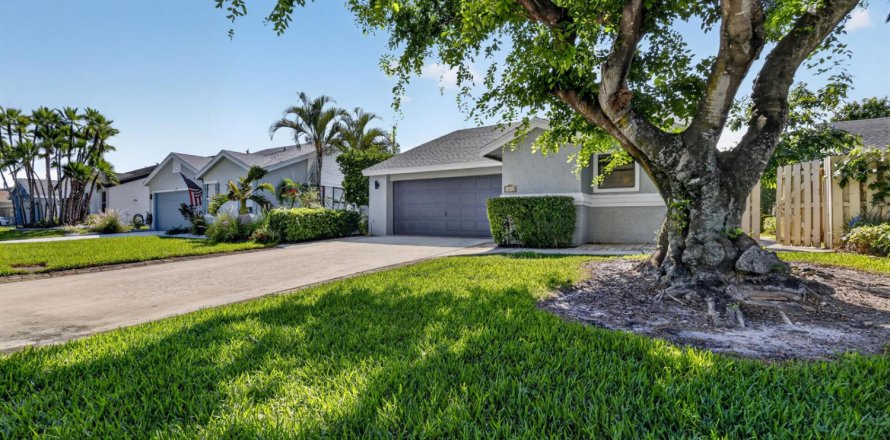House in Delray Beach, Florida 3 bedrooms, 148.92 sq.m. № 2173838