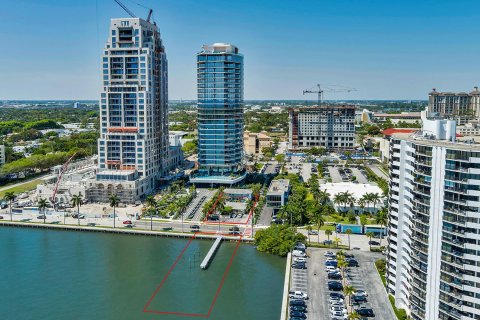 Commercial property in West Palm Beach, Florida № 2250071