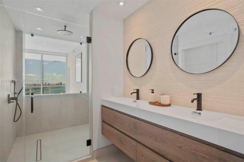 Condominio en venta en Miami, Florida, 1 dormitorio, 87.14 m2 № 2031726 - foto 14