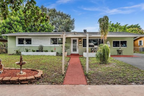 House in Hollywood, Florida 3 bedrooms, 141.03 sq.m. № 1888322 - photo 2