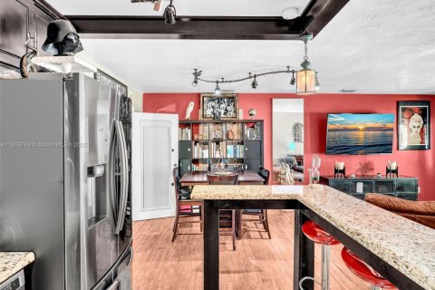 House in Hollywood, Florida 3 bedrooms, 141.03 sq.m. № 1888322 - photo 18