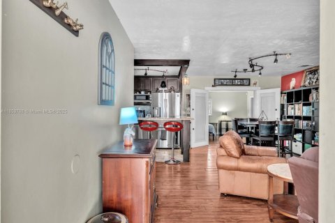 House in Hollywood, Florida 3 bedrooms, 141.03 sq.m. № 1888322 - photo 4