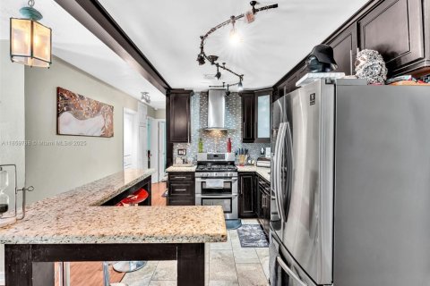 House in Hollywood, Florida 3 bedrooms, 141.03 sq.m. № 1888322 - photo 14